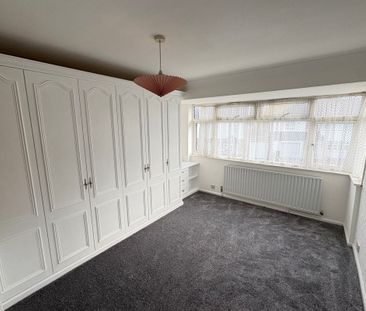 Melvyn Close - Photo 5