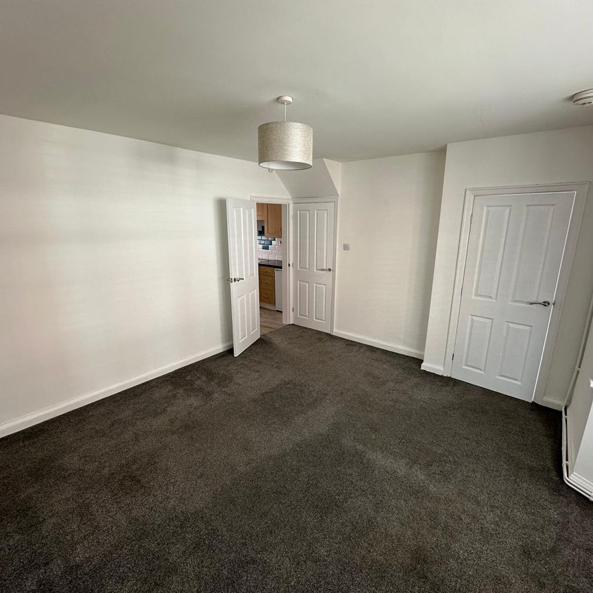 Superb 3 bedroomed terrace house to let with first floor bathroom, large lounge and kitchen diner with patio doors onto a large paved patio. - Photo 1