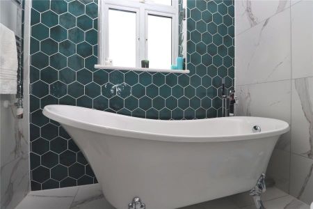 12 The Triangle, Woking - 2 bedrooms Property for lettings - Seymours - Photo 2