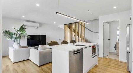 Riverside Retreat: 3BR Townhouse with views - Photo 3