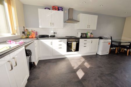 6 bedroom House in Moor Park Drive, Leeds - Photo 2