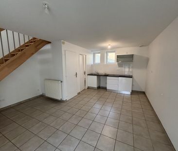 Joli F3 en duplex de 46m2 avec TERRASSE et GARAGE à louer Mornand-e... - Photo 2