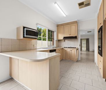 Spacious 3 Bedroom Home in Leafy Carnegie! - Photo 1