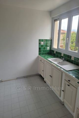 Location Appartement 3 pièces 78m² MARSEILLE 8ème - Photo 3