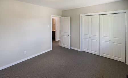 Stunning 3 Bedroom Home with Full Basement - Photo 3