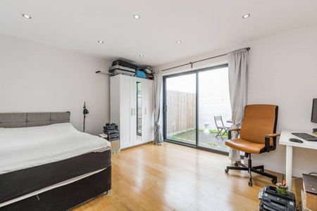 4 bedroom mews to rent - Photo 3