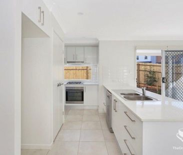 3 BED, A/C, MINUTES TO GATEWAY Large living space unit, gas cooktop... - Photo 2