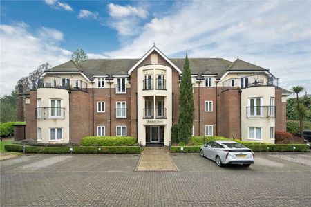 A two bedroom apartment in an exclusive gated development in Sunningdale. - Photo 3