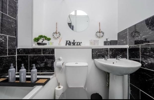 4 Bed Terraced House, Hillfoot Walk, M15 - Photo 1