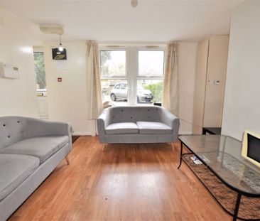 3 bedroom Flat in Hollybank, Leeds - Photo 1