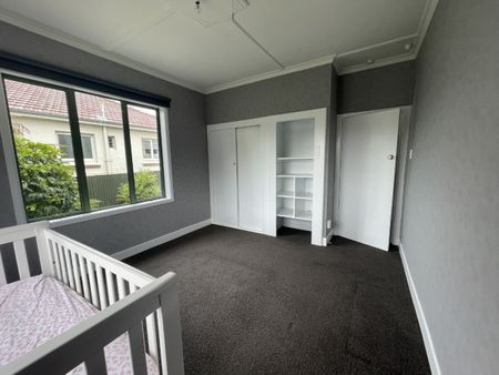 Sitting pretty on Queens Drive - Photo 2