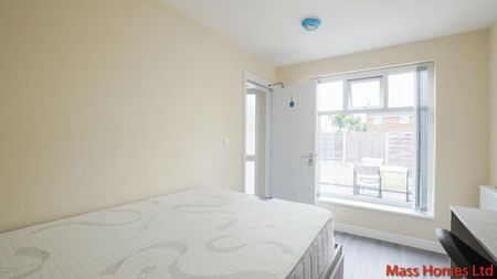 4 bedroom semi-detached house to rent - Photo 5