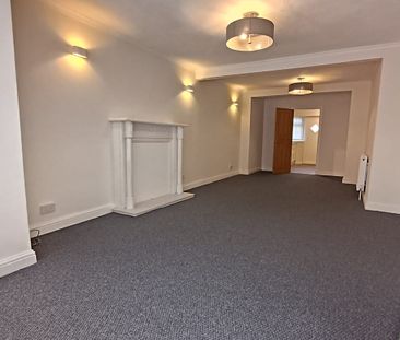 Spacious 3-Bedroom Family Home in Failsworth!! - Photo 3