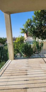 EXCLUSIVITE A LOUER A CHATEAUNEUF DE GADAGNE ENTRE AVIGNON ET L'ISLE SUR LA SORGUE - APPARTEMENT DE TYPE 1 de 27.70 m² de surface habitable AVEC TERRASSE DE 8.87 M² + BALCON 2.27 M² - PARKING - Photo 4