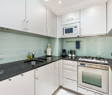 Exquisite townhouse with stunning garden square views in Knightsbridge - Photo 5