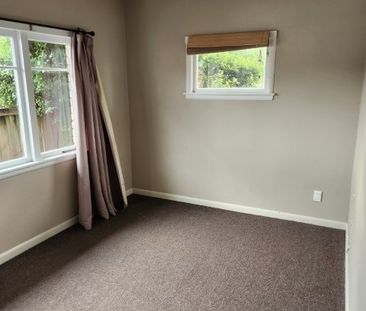 Lovely, four bedroom home in sought after Hillcrest School zones. - Photo 2