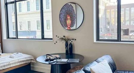 Stylish 2bdrm fully furnished apartment - Photo 2