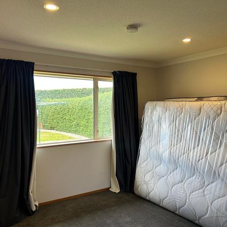 Large Family Home - Photo 2