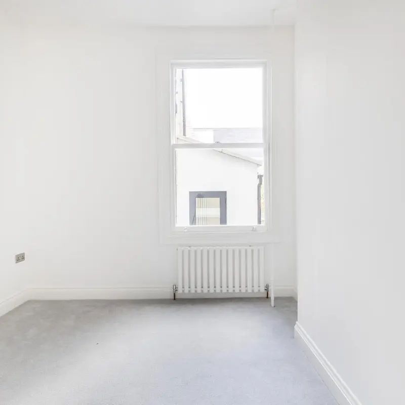 2 bedroom flat in London - Photo 1