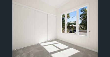 🏡 **Luxury 4-Bedroom Residence in East Toowoomba** - Photo 5