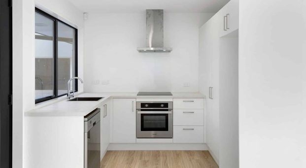 PHILLIPSTOWN - 2 BEDROOMS, 2 BATHROOMS, HEATPUMP, SINGLE GARAGE - Photo 1