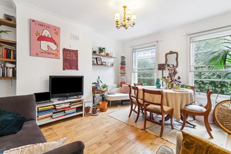 2 bedroom flat in London - Photo 3