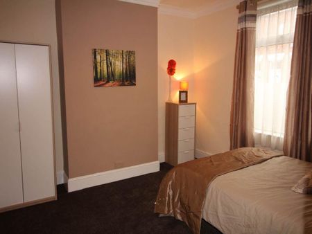 1 bedroom in a house share to rent - Photo 2