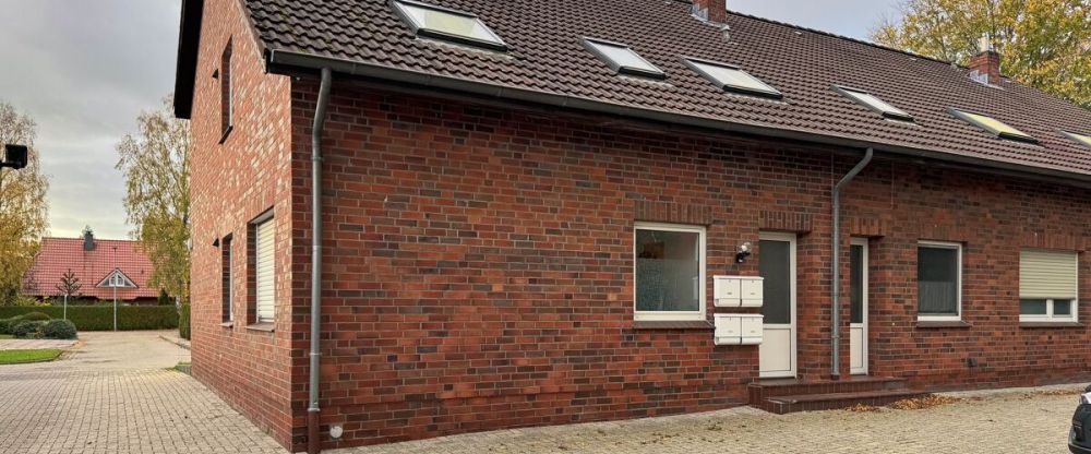 Gemütliche 2ZKB Dachgeschosswohnung mit EBK & Balkon in zentraler Sackgassenlage der Stadt Wiesmoor - Foto 1