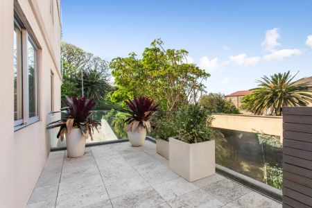 North Bondi two bedroom unit with two private outdoor balconies - Photo 3