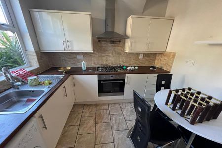3 bedroom terraced house to rent - Photo 5