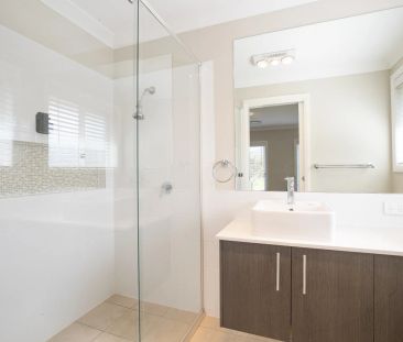 Designer Four bedroom family home - Photo 5