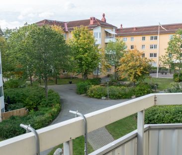 Bright, Spacious Apartment in Sundbyberg - Photo 5