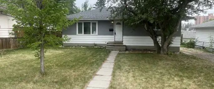 Beautiful house Top Floor for rent near Mount Royal University**Big Lot** | Calgary - Photo 1