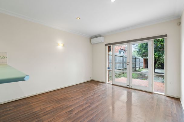 Large 2-Storey Murrumbeena Townhouse! - Photo 1