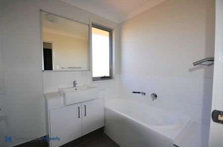 Modern three bedroom unit, close to amenities. - Photo 3