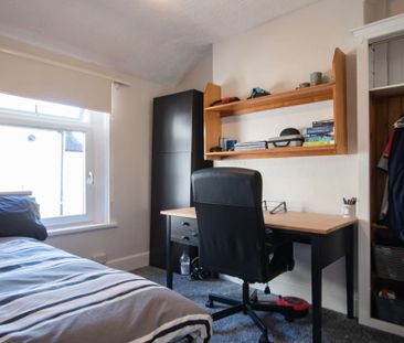 Complete with stylish loft conversion - Photo 6