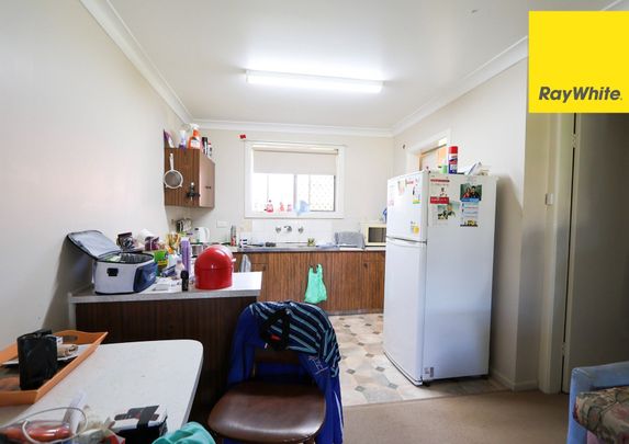 Brick 1 bedroom Unit close to CBD - Photo 1