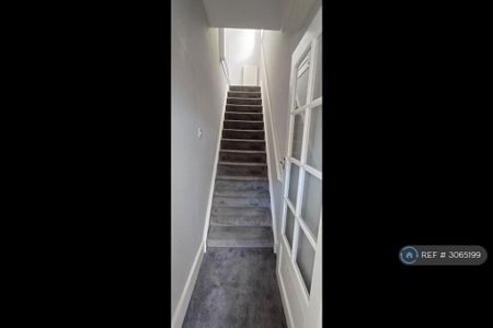 2 bedroom maisonette to rent - Photo 3