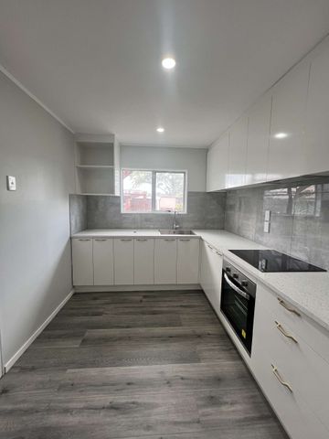 Fully Renovated 2-Bedroom house - Photo 3