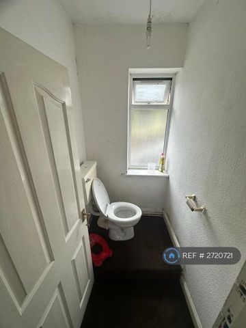 1 bedroom in a flat share to rent - Photo 2