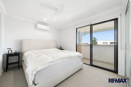 “Immaculate 2-Bedroom Townhouse with Natural Light – Now Leasing” - Photo 5