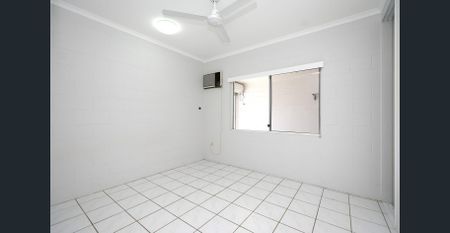 Fantastic Fully Air Conditioned Villa - Garage with Remote - Photo 5