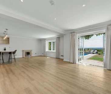 An attractive six bedroom family home set within mature grounds on ... - Photo 2
