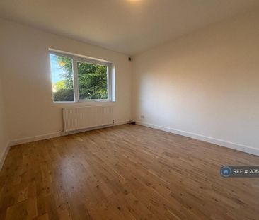 3 bedroom flat to rent - Photo 4