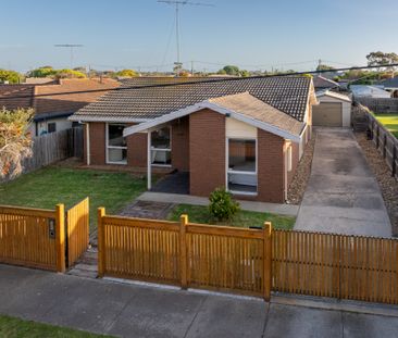 Beautifully Appointed Family Home - Excellent Outdoor Entertaining - Photo 5