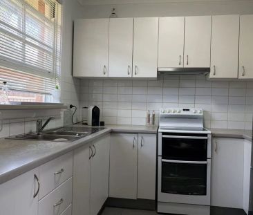 Spacious & Convenient 2-Bedroom Villa with Double Garage, Close to ... - Photo 3