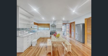 Cozy and spacious 2 bedroom house - Photo 2