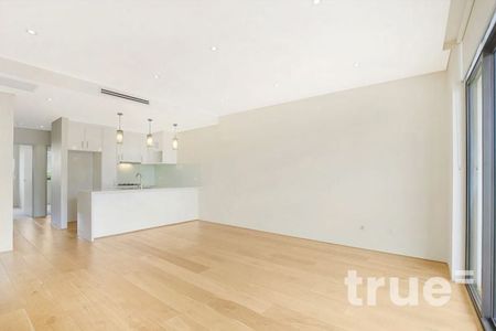 LIGHT-FILLED APARTMENT LOCATED IN THE HEART OF PETERSHAM - Photo 4