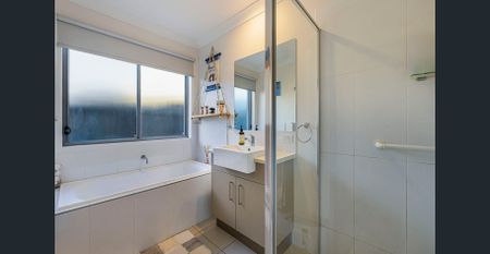 Spacious & Stylish Family Home in Parklakes - Photo 2