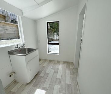 2-3 bedroom house. Close to shops and bus. - Photo 6